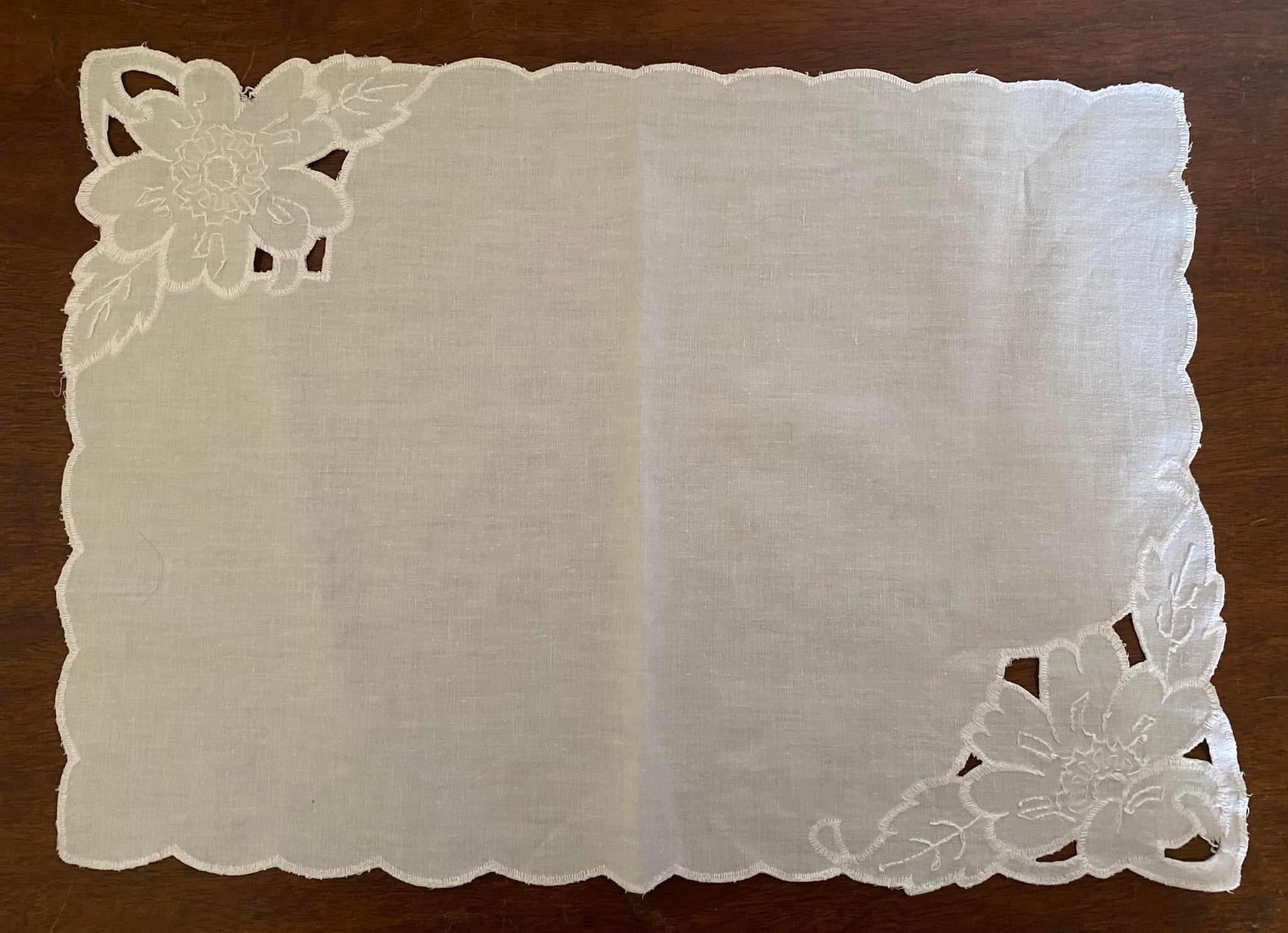 Broidery Anglaise / Embroidered Tray Cloth
