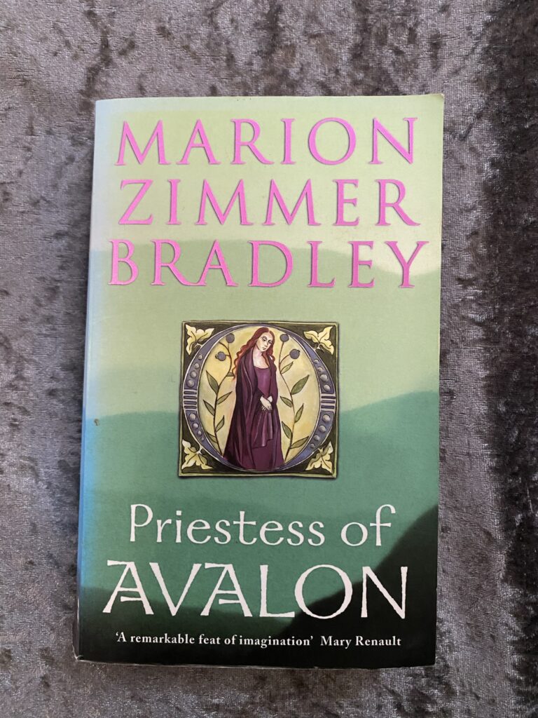 Priestess of Avalon by Marion Zimmer Bradley (Avalon #4)
